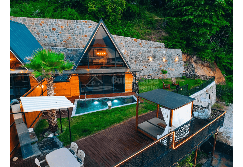 Sakarya Sapanca’da doğa içinde, jakuzili, şömineli ve havuzlu lüks bungalovlarda huzurlu, konforlu ve sürdürülebilir bir konaklama deneyimi BungaRise’da.